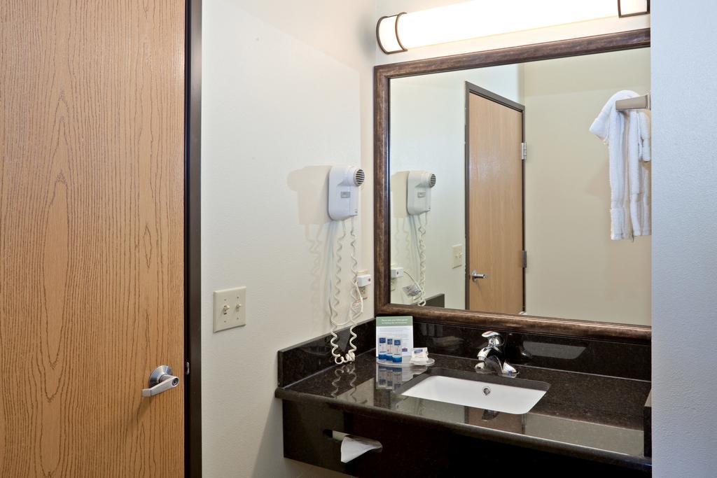 Americinn By Wyndham St. Peter Экстерьер фото